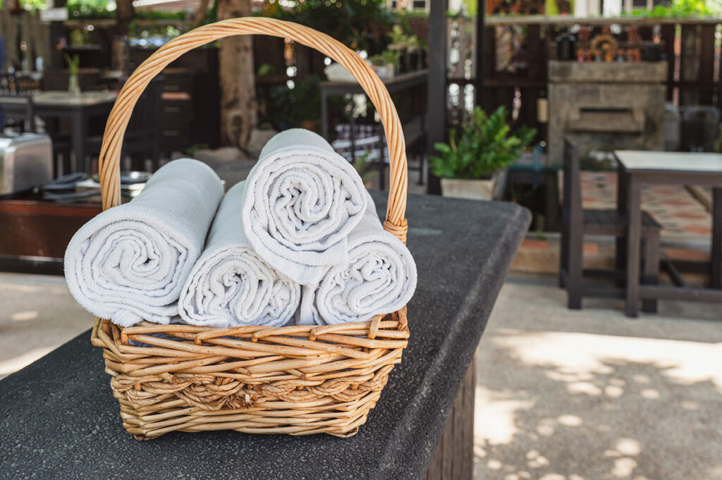 cestas de mimbre para organizar las toallas