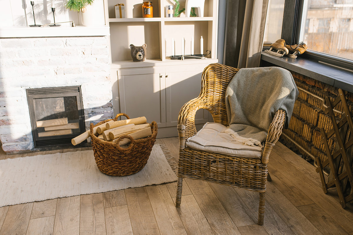 sillon de mimbre en la cocina