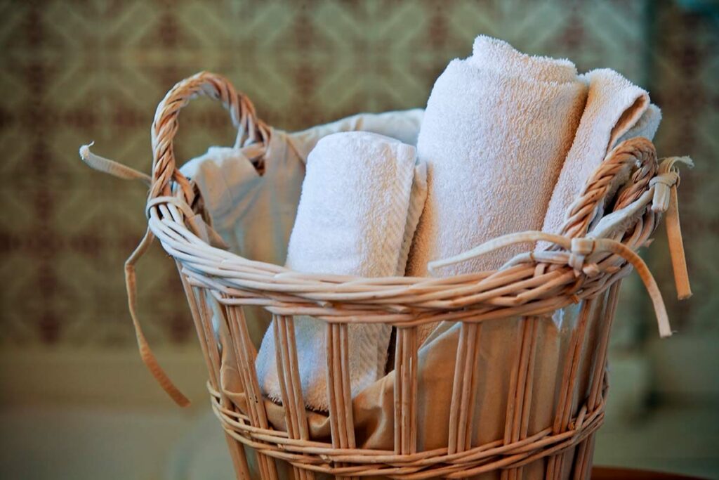 cesta de mimbre para toallas